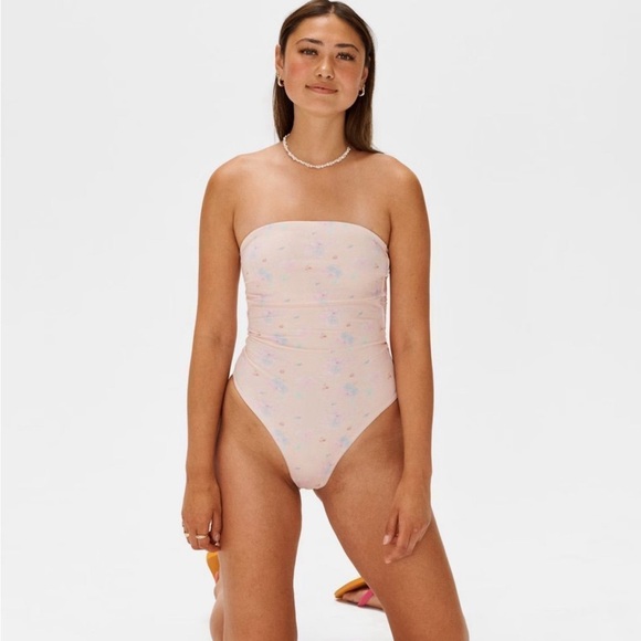 Djerf Avenue Swimsuit Summer
Island - Picture 4 of 4